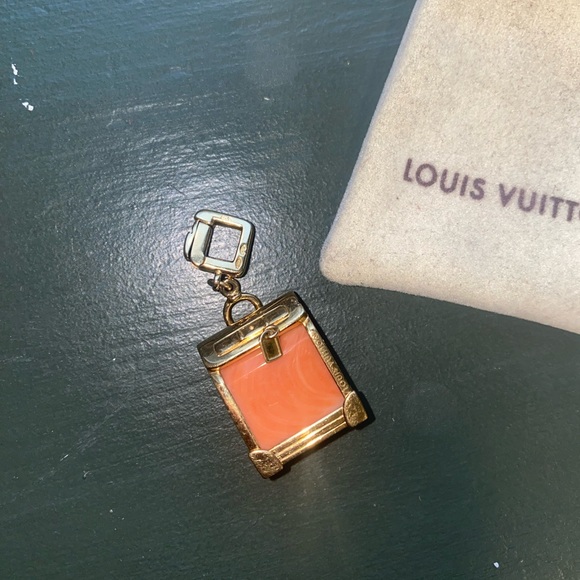 Authentic Louis Vuitton Yellow Gold Charm - Picture 2 of 8